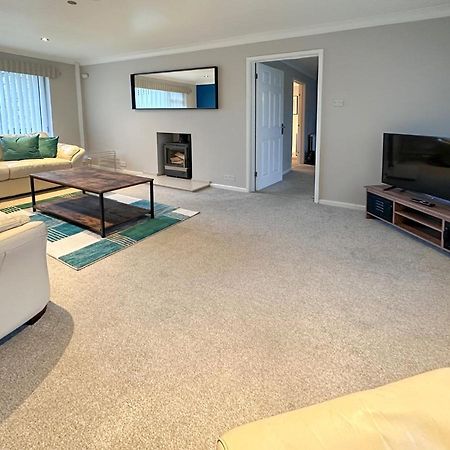 Blunsdon Lodge - Spacious Bungalow, High Speed Wi-Fi, Free Private Parking, Garden Swindon Exterior photo