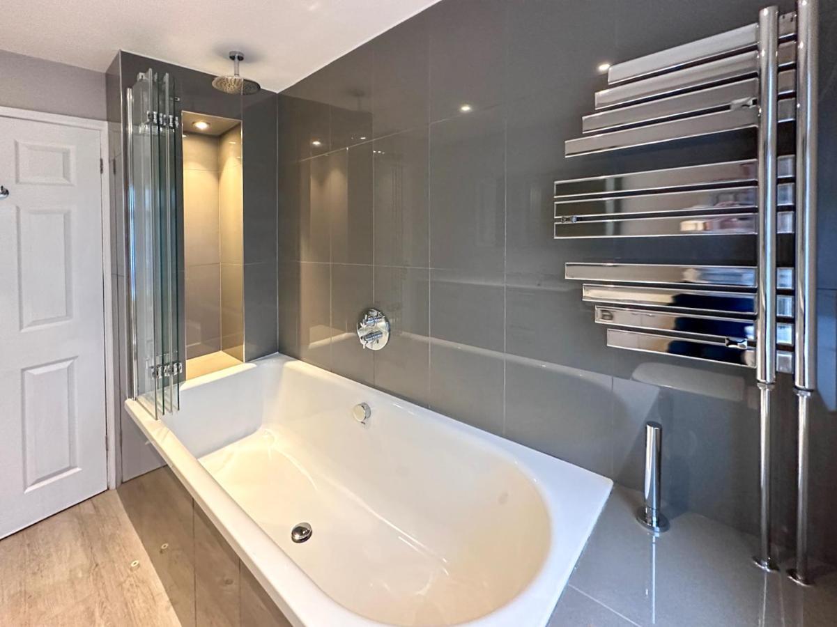 Blunsdon Lodge - Spacious Bungalow, High Speed Wi-Fi, Free Private Parking, Garden Swindon Exterior photo