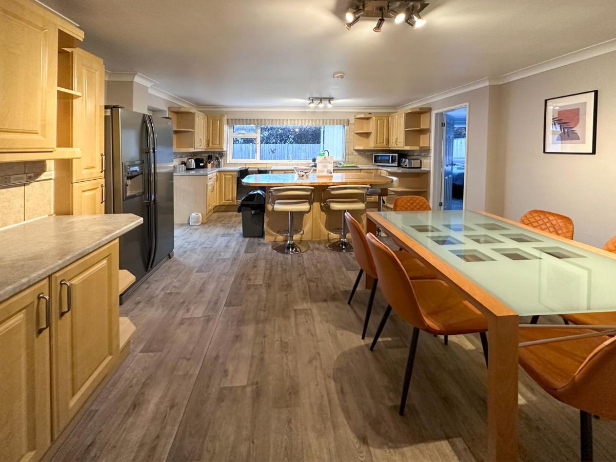 Blunsdon Lodge - Spacious Bungalow, High Speed Wi-Fi, Free Private Parking, Garden Swindon Exterior photo