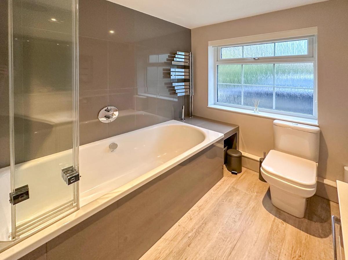 Blunsdon Lodge - Spacious Bungalow, High Speed Wi-Fi, Free Private Parking, Garden Swindon Exterior photo