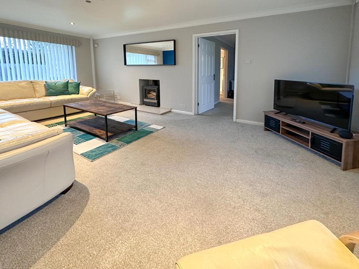 Blunsdon Lodge - Spacious Bungalow, High Speed Wi-Fi, Free Private Parking, Garden Swindon Exterior photo